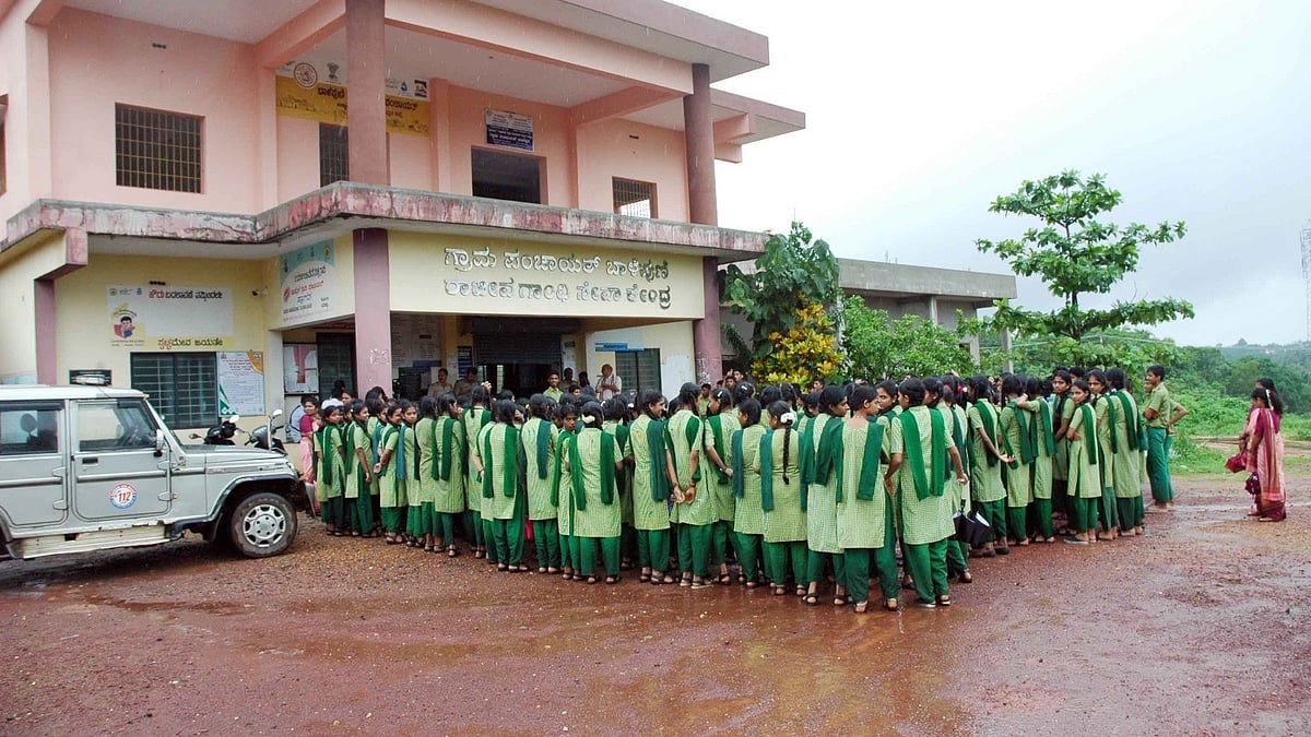 ಮುಡಿಪು | ಬಾರ್ ತೆರವಿಗೆ ಆಗ್ರಹ; ವಿದ್ಯಾರ್ಥಿಗಳಿಂದ ಮುತ್ತಿಗೆ