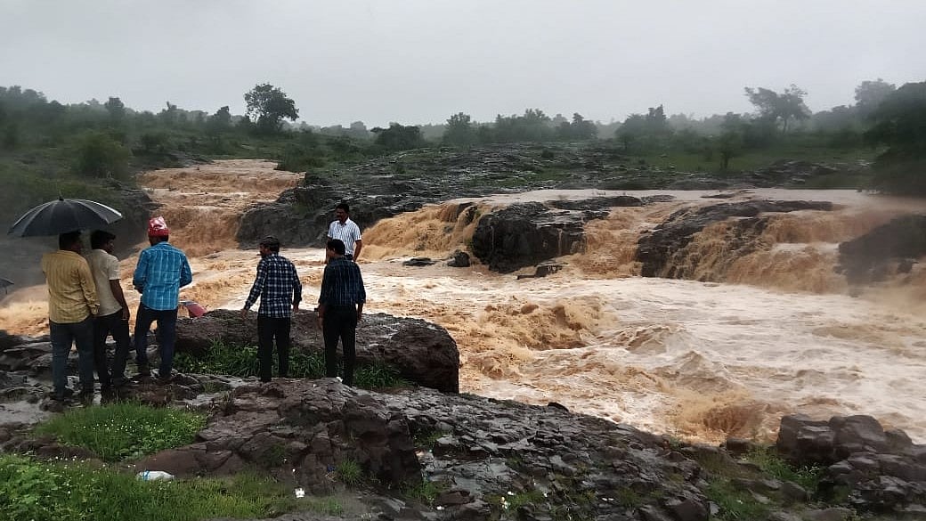 ಹೊಗೆನೇಕಲ್ ಜಲಪಾತದ ಬಳಿ ವಿಷ ಕುಡಿದ ಪ್ರೇಮಿಗಳು: ಯುವಕ ಸಾವು, ಯುವತಿ ಗಂಭೀರ