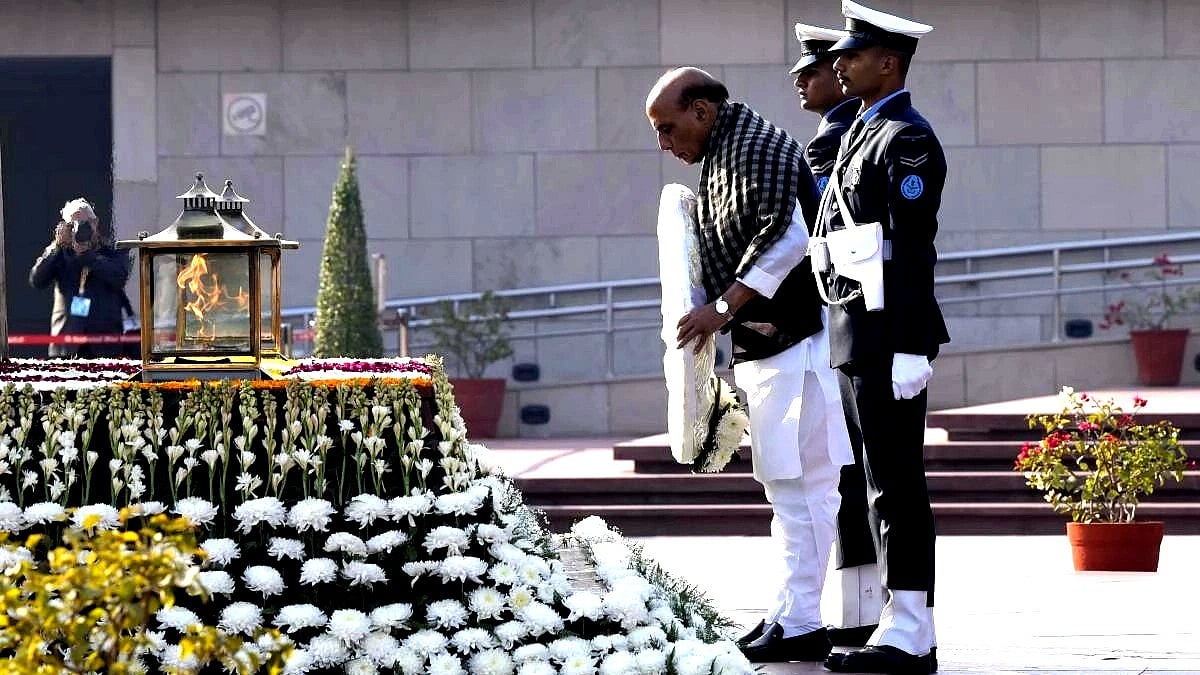 ಕಾರ್ಗಿಲ್ ಯುದ್ಧ ಸ್ಮಾರಕಕ್ಕೆ ರಕ್ಷಣಾ ಸಚಿವ ರಾಜನಾಥ್ ಸಿಂಗ್‌ ಪುಷ್ಪ ನಮನ