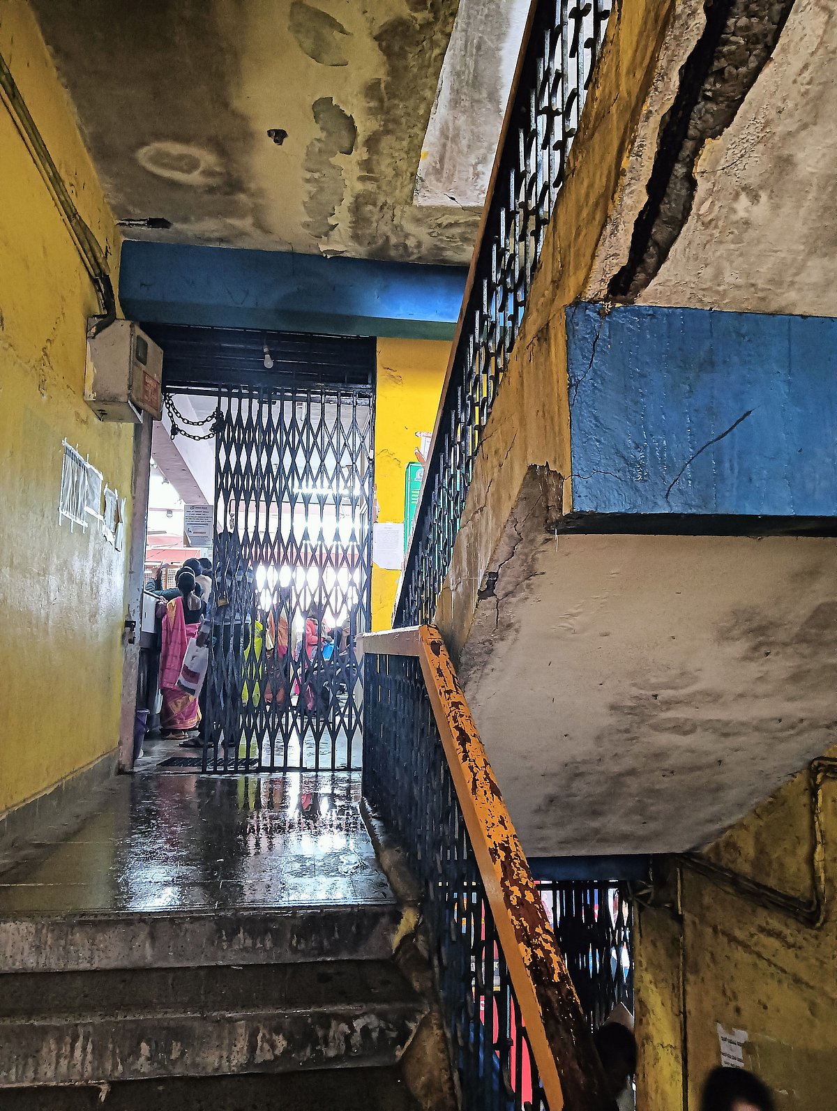 ಸಕಲೇಶಪುರ | ಕುಸಿದು ಬಿದ್ದರೆ ಜೀವ ಹಾನಿಯ ಆತಂಕ