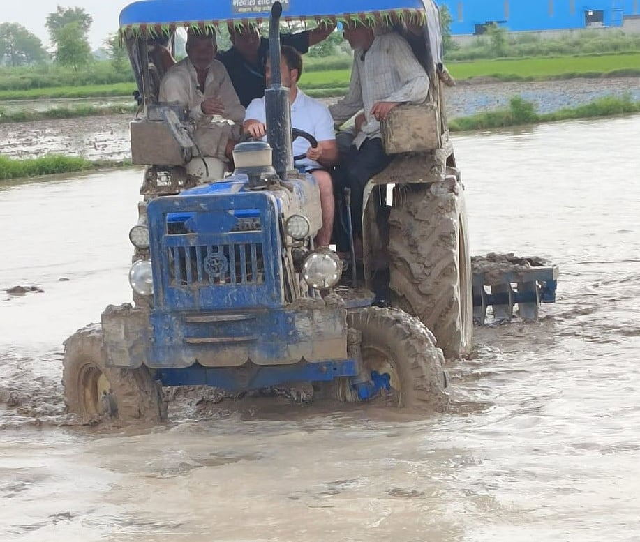 ಹರಿಯಾಣ: ಸೋನಿಪತ್‌ಗೆ ರಾಹುಲ್ ದಿಢೀರ್ ಭೇಟಿ; ಭತ್ತ ಬಿತ್ತನೆ, ಟ್ರ್ಯಾಕ್ಟರ್ ಚಾಲನೆ