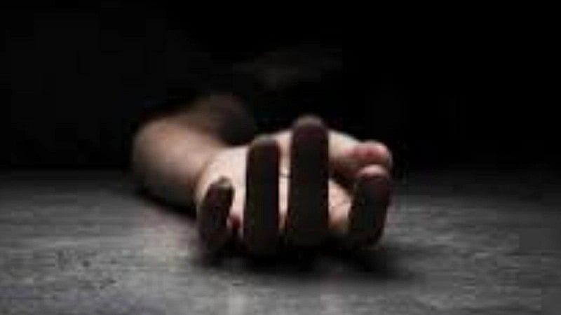 ರಸ್ತೆಮಧ್ಯೆ ಕುಳಿತಿದ್ದ ವ್ಯಕ್ತಿಗೆ ಕಾರು ಡಿಕ್ಕಿ, ಸಾವು: ಚಾಲಕನ ವಿರುದ್ಧ ಪ್ರಕರಣ