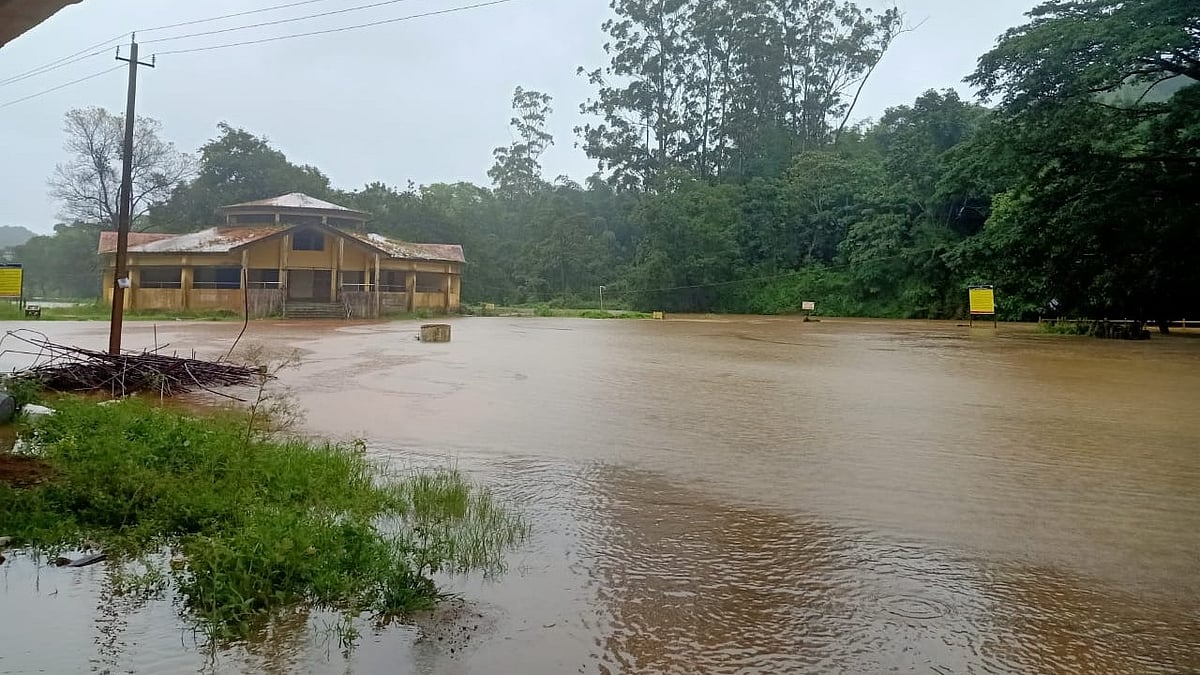 ಕೊಡಗು | ಮುಂದುವರಿದ ಮಳೆ; ರಸ್ತೆಗಳು ಜಲಾವೃತ, ಕಾಳಜಿ ಕೇಂದ್ರ ತೆರೆಯಲು ಸಿದ್ಧತೆ