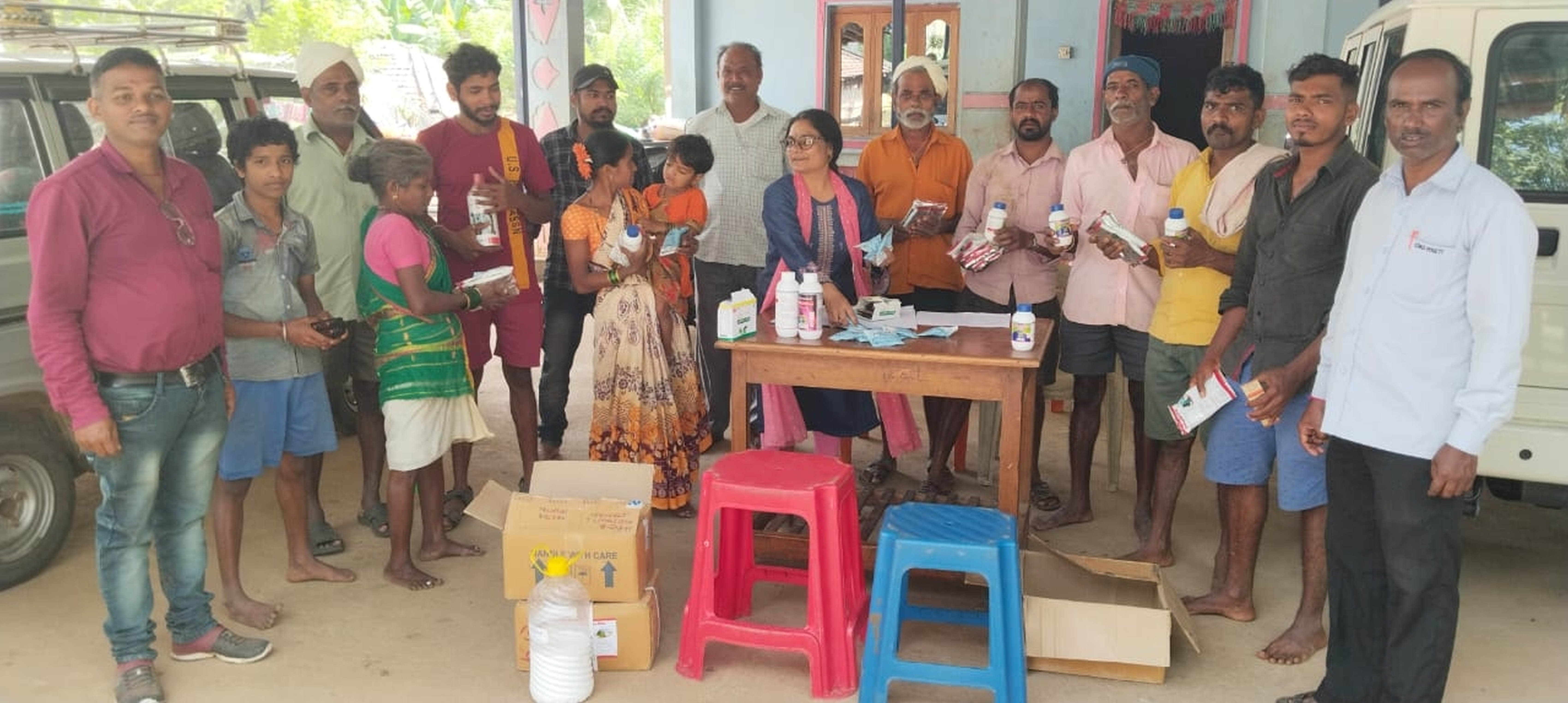 ದಾಂಡೇಲಿಯ ಗ್ರಾಮೀಣ ಭಾಗದಲ್ಲಿ ಪಶುವೈದ್ಯೆ ಡಾ.ಅರ್ಚನಾ ಸಿನ್ಹಾ ಜಾನುವಾರುಗಳ ಚರ್ಮರೋಗ ನಿವಾರಣೆಗೆ ಲಸಿಕೆ ವಿತರಿಸುತ್ತಿರುವುದು