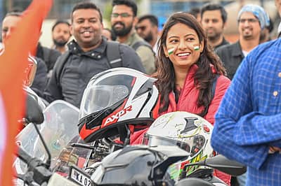 ಬೆಂಗಳೂರಿನಲ್ಲಿ ಭಾನುವಾರ ಅಖಿಲ ಕರ್ನಾಟಕ ಮಾಜಿ ಸೈನಿಕ ಸಂಘ,  ಶಿಫಾರ್ ಸೊಸೈಟಿ ವತಿಯಿಂದ ಕಾರ್ಗಿಲ್ ವಿಜಯ ದಿವಸ ಮತ್ತು ಹುತಾತ್ಮ ಯೋಧರಿಗೆ ಗೌರವ ನಮನ ಪ್ರಯುಕ್ತ ನಡೆದ 500ಬೈಕ್ ಜಾಥಾ ಚಿತ್ರಗಳು. ಬೈಕ್ ಜಾಥ ಮಾಣಿಕ್ ಷಾ ಪೆರೆಡ್ ಮೈದಾನದಿಂದ ಆರಂಭವಾಗಿ ವಿಜಯನಗರ ಬಿಜಿಎಸ್ ಆಟದ ಮೈದಾನದಲ್ಲಿ ಕೊನೆಗೊಂಡಿತು.