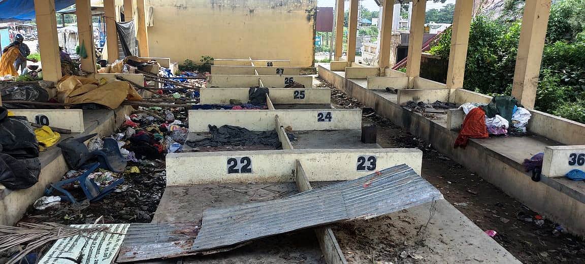 ಕೊಣನೂರು | ಮುಚ್ಚಿದ ಮಾರುಕಟ್ಟೆ: ತೆರವಾಗದ ಕೊಳಕು