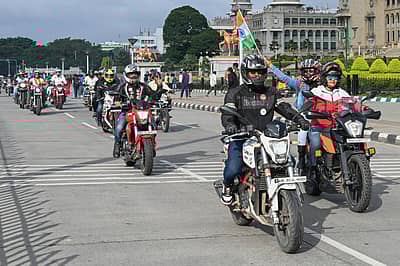 ಬೆಂಗಳೂರಿನಲ್ಲಿ ಭಾನುವಾರ ಅಖಿಲ ಕರ್ನಾಟಕ ಮಾಜಿ ಸೈನಿಕ ಸಂಘ,  ಶಿಫಾರ್ ಸೊಸೈಟಿ ವತಿಯಿಂದ ಕಾರ್ಗಿಲ್ ವಿಜಯ ದಿವಸ ಮತ್ತು ಹುತಾತ್ಮ ಯೋಧರಿಗೆ ಗೌರವ ನಮನ ಪ್ರಯುಕ್ತ ನಡೆದ 500ಬೈಕ್ ಜಾಥಾ ಚಿತ್ರಗಳು. ಬೈಕ್ ಜಾಥ ಮಾಣಿಕ್ ಷಾ ಪೆರೆಡ್ ಮೈದಾನದಿಂದ ಆರಂಭವಾಗಿ ವಿಜಯನಗರ ಬಿಜಿಎಸ್ ಆಟದ ಮೈದಾನದಲ್ಲಿ ಕೊನೆಗೊಂಡಿತು.