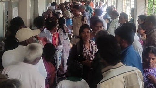 ಗ್ಯಾರಂಟಿ ಯೋಜನೆ : ಪಡಿತರ ಚೀಟಿ ತಿದ್ದುಪಡಿಗೆ ಜನಸಂದಣಿ