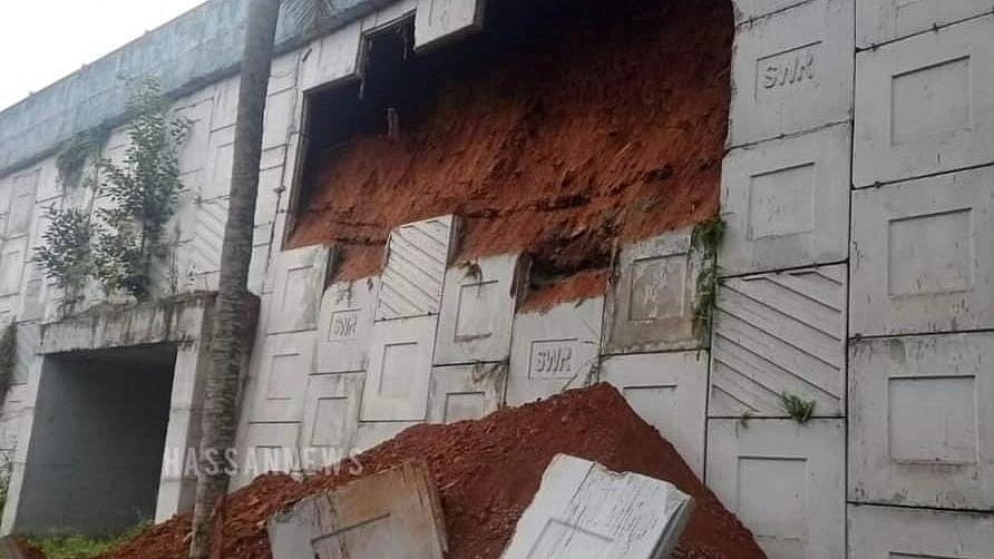 ಹೊಳೆನರಸೀಪುರ ಬಳಿ ಹಾಸನ–ಮೈಸೂರು ಹೆದ್ದಾರಿ ಮೇಲ್ಸೇತುವೆ ತಡೆಗೋಡೆ ಕುಸಿತ