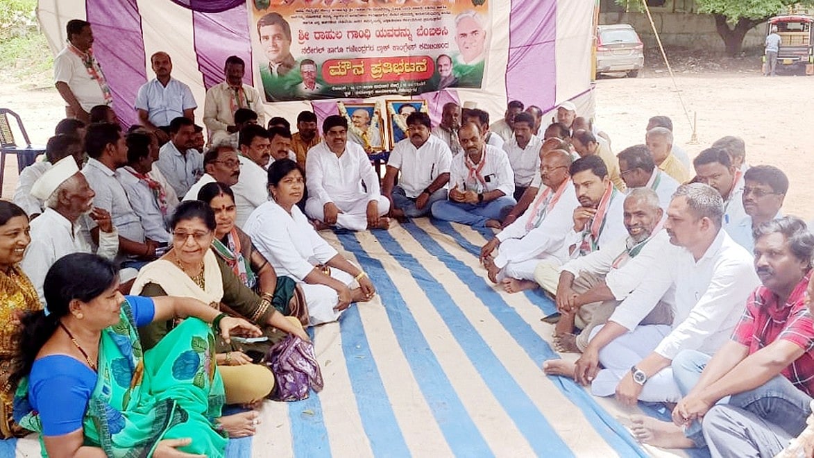 ಗಜೇಂದ್ರಗಡ: ರಾಹುಲ್‌ ಗಾಂಧಿ ಅನರ್ಹತೆ ಖಂಡಿಸಿ ಮೌನ ಪ್ರತಿಭಟನೆ