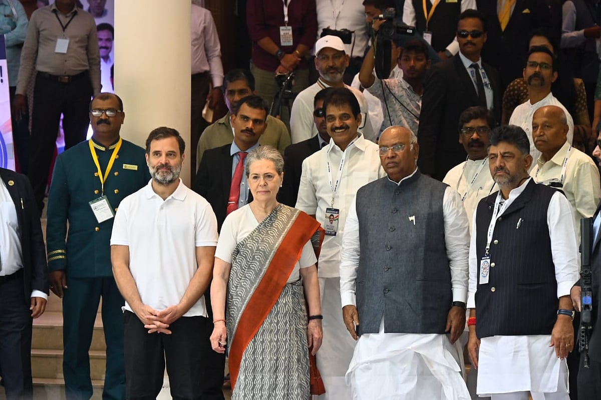 ಬೆಂಗಳೂರಿನಲ್ಲಿ ವಿರೋಧ ಪಕ್ಷಗಳ ಸಭೆ:ಯಾರೆಲ್ಲ ಹಾಜರಾದರು ಎಂಬುದನ್ನು ಚಿತ್ರಗಳಲ್ಲಿ ನೋಡಿ
