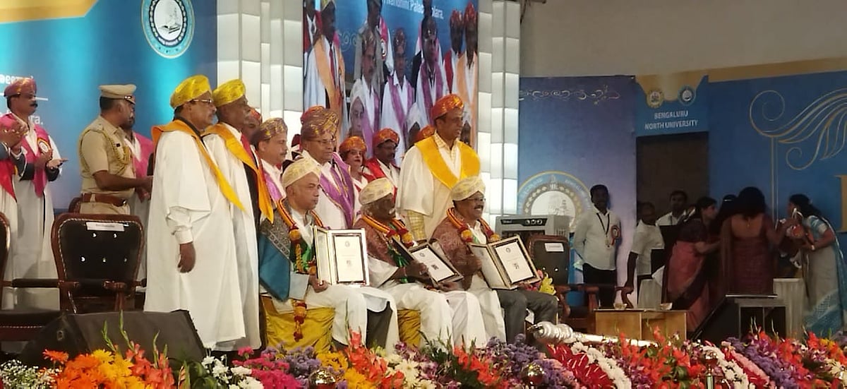 ಮುನಿವೆಂಕಟಪ್ಪ, ಹಂದೆ, ಮುನಿಯಪ್ಪಗೆ ರಾಜ್ಯಪಾಲರಿಂದ ಗೌರವ ಡಾಕ್ಟರೇಟ್ ಪದವಿ ಪ್ರದಾನ