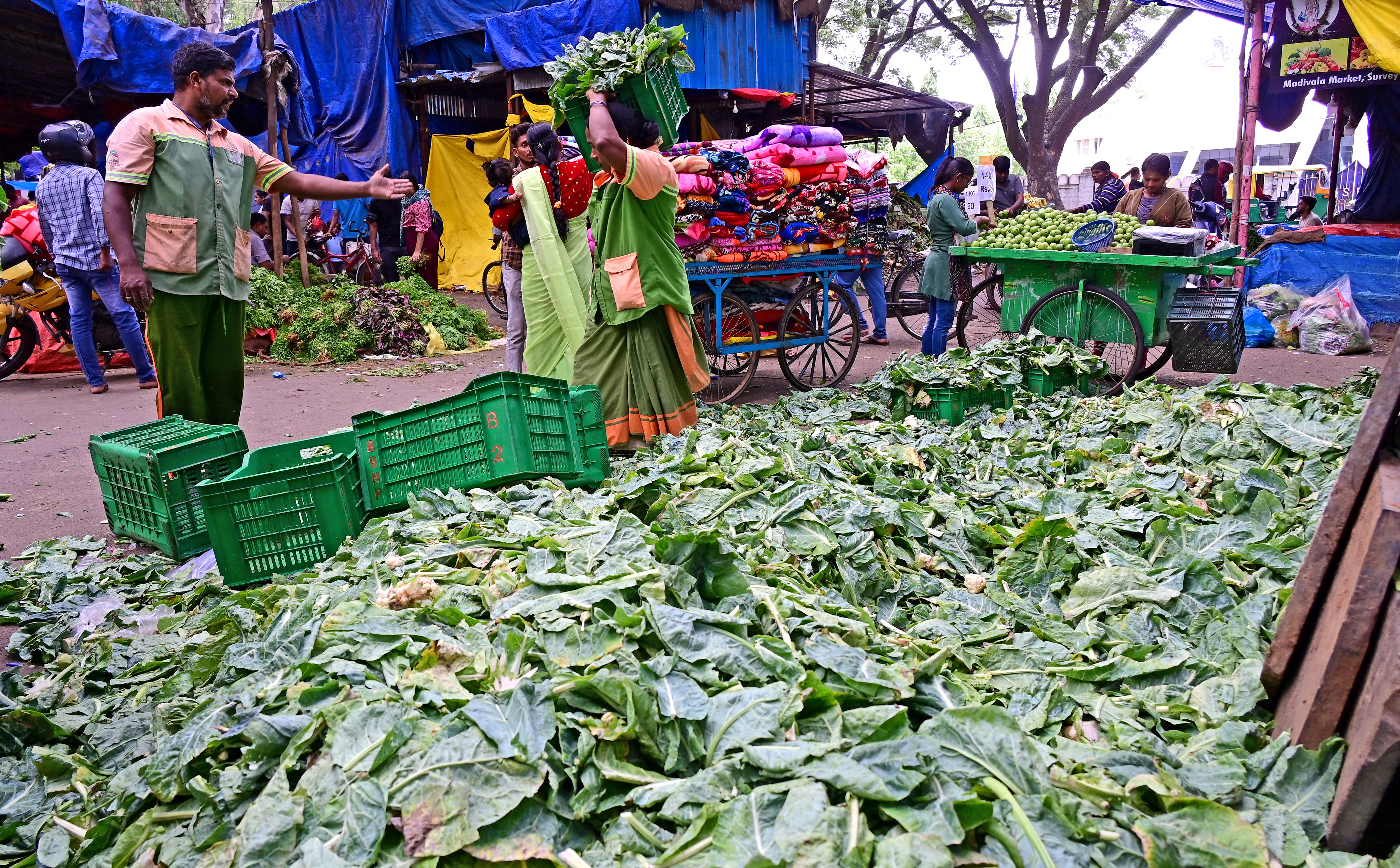 ಮಡಿವಾಳ ಮಾರುಕಟ್ಟೆಯಲ್ಲಿ ಬಿದ್ದಿರುವ ಕಸವನ್ನು ವಿಲೇವಾರಿ ಮಾಡುತ್ತಿರುವ ಬಿಬಿಎಂಪಿ ಪೌರಕಾರ್ಮಿಕರು