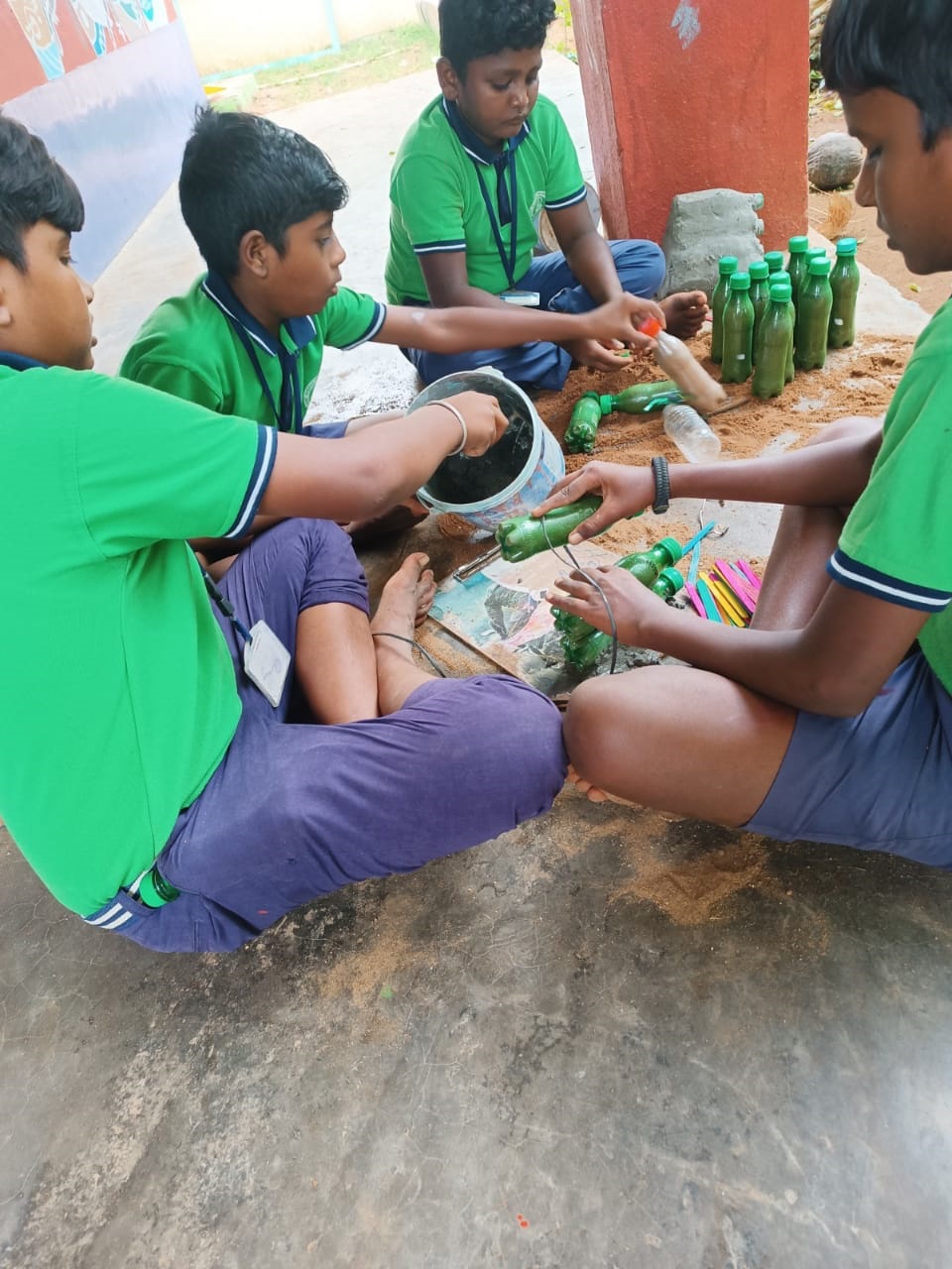ದೇವಗಳ್ಳಿ ಸರ್ಕಾರಿ ಹಿರಿಯ ಪ್ರಾಥಮಿಕ ಶಾಲಾ ವಿದ್ಯಾರ್ಥಿಗಳು ಪ್ಲಾಸ್ಟಿಕ್‌ ಬಾಟಲಿ ಬಳಸಿ ಇಟ್ಟಿಗೆ ನಿರ್ಮಿಸುವ ಕಾರ್ಯದಲ್ಲಿ ನಿರತರಾಗಿದ್ದರು