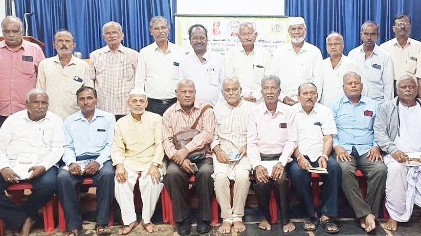 ‌‌‌‌‌‌‌ನರೇಗಲ್:‌ 5 ದಶಕದ ನಂತರ ಹಳೆ ವಿದ್ಯಾರ್ಥಿಗಳ ಪುನರ್ಮಿಲನ