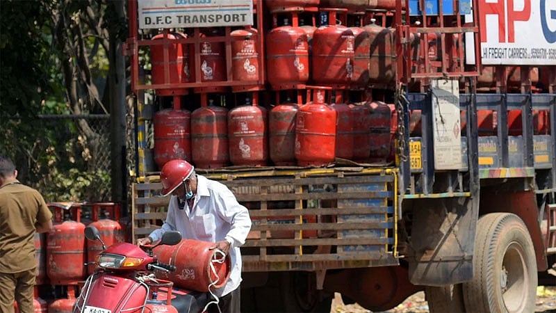 LPG price cut: ಗೃಹ ಬಳಕೆಯ ಎಲ್‌ಪಿಜಿ ಸಿಲಿಂಡರ್‌ ದರ ₹200 ಇಳಿಕೆ