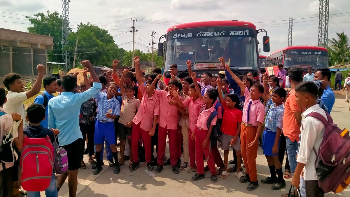 ವಾಡಿ | ಬಸ್ ನಿಲುಗಡೆಗೆ ಆಗ್ರಹಿಸಿ ಗ್ರಾಮಸ್ಥರು, ವಿದ್ಯಾರ್ಥಿಗಳಿಂದ ಪ್ರತಿಭಟನೆ