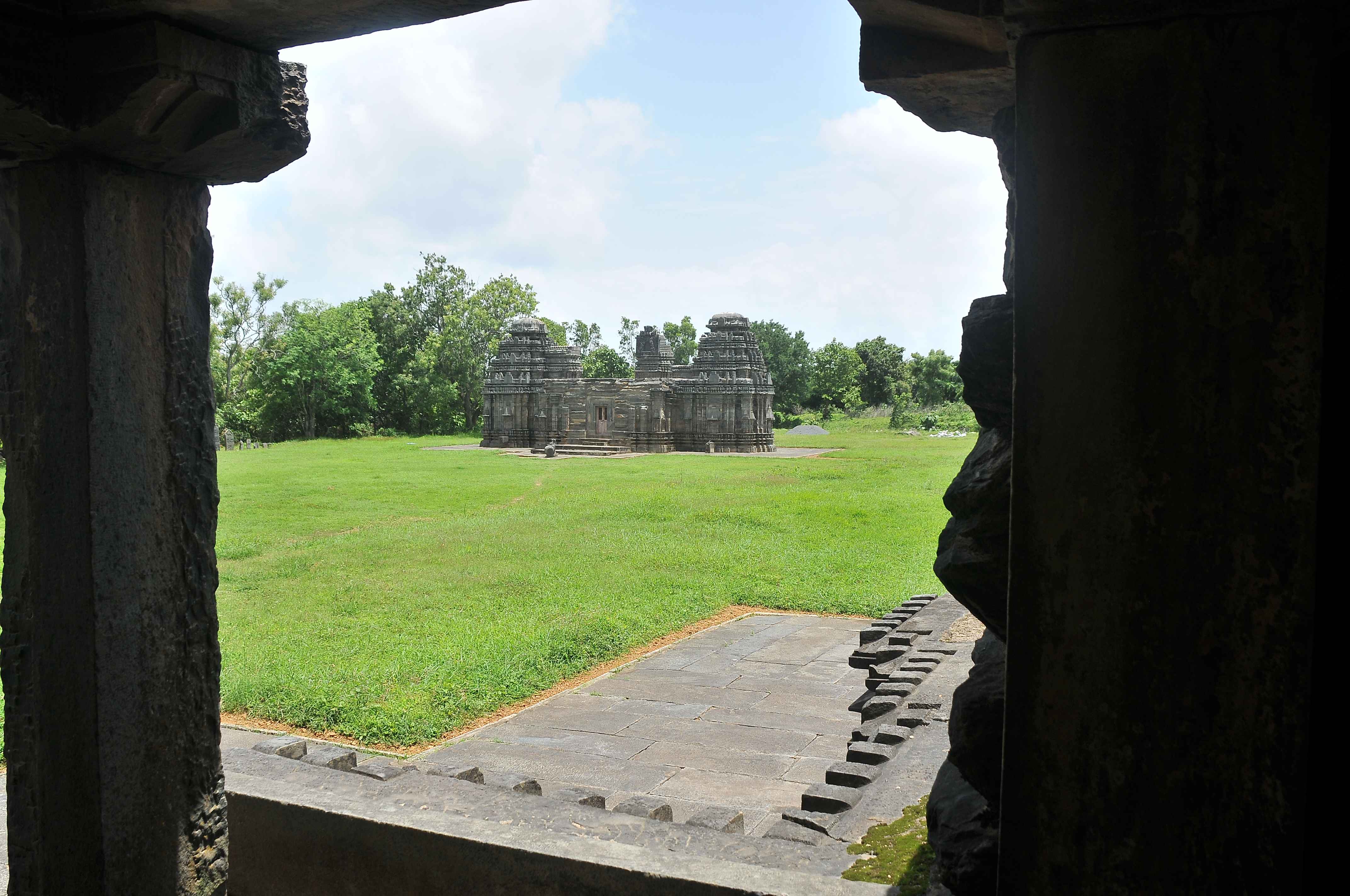 ಬಂದಳಿಕೆಯಲ್ಲಿರುವ ಪ್ರಾಚೀನ ತ್ರಿಪುರ ನಾರಾಯಣ ದೇವಸ್ಥಾನದ ಆವರಣ ಒಂದು ನೋಟ