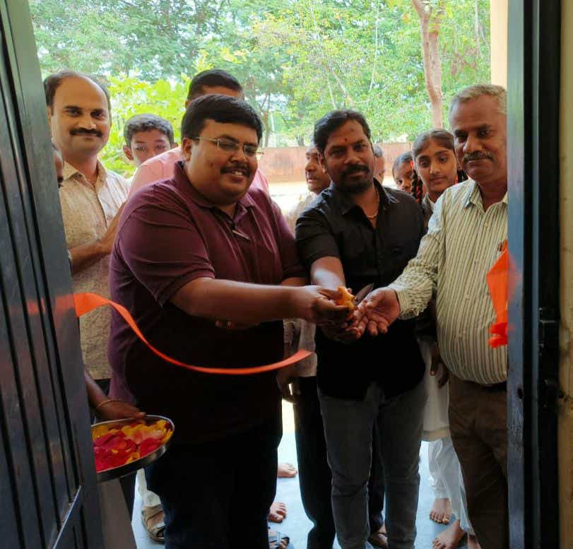 ಗೌರಿಬಿದನೂರು ತಾಲ್ಲೂಕಿನ ನಾಮಗೊಂಡ್ಲು ಸರ್ಕಾರಿ ‌ಪ್ರೌಢಶಾಲೆಯಲ್ಲಿ‌ಹಳೆ ವಿದ್ಯಾರ್ಥಿಗಳ ಸಹಕಾರದಿಂದ ನಿರ್ಮಾಣ‌ಮಾಡಿರುವ ಸ್ಮಾರ್ಟ್ ಕ್ಲಾಸ್ ತರಗತಿಗಳನ್ನು ಉದ್ಘಾಟನೆ ಮಾಡಿದ ಗಣ್ಯರು