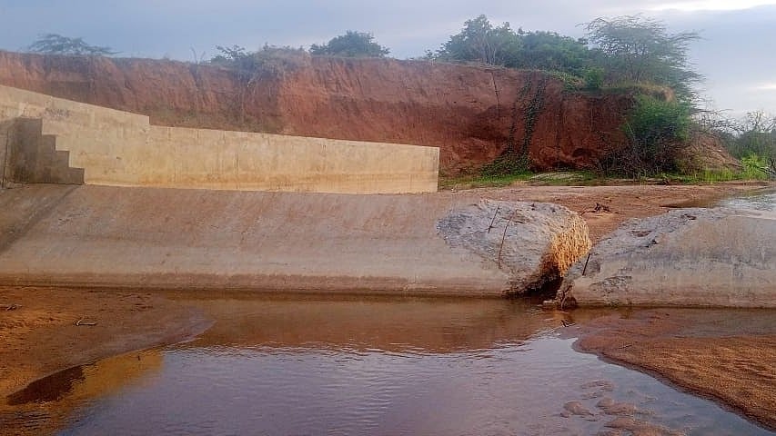 ಪರಶುರಾಂಪುರ | ದುರಸ್ತಿಗೆ ಕಾದಿದೆ ಹಾಲಿಗೊಂಡನಹಳ್ಳಿ ಬ್ಯಾರೇಜ್