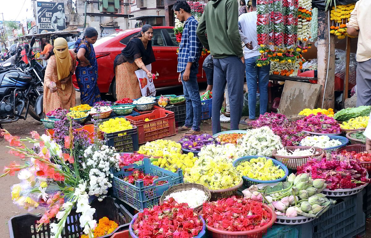 ಬೀದರ್‌: ವರಮಹಾಲಕ್ಷ್ಮಿ ಹಬ್ಬಕ್ಕೆ ಬೆಲೆಯೇರಿಕೆ ಬಿಸಿ