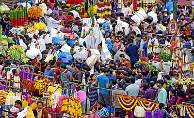 ಖರೀದಿಯಲ್ಲಿ ನಿರತರಾಗಿರುವ ಜನರು