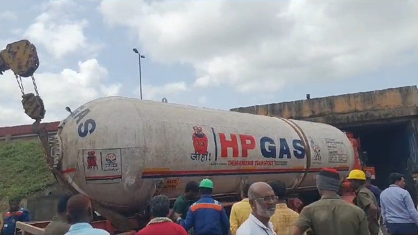 ಧಾರವಾಡ | ಅಂಡರ್‌ಪಾಸ್‌ನಲ್ಲಿ ಸಿಲುಕಿಕೊಂಡಿದ್ದ ಎಲ್‌ಪಿಜಿ ಟ್ಯಾಂಕರ್ ಹೊರಕ್ಕೆ