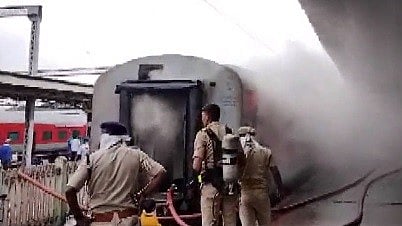 ಬೆಂಗಳೂರು: ಉದ್ಯಾನ್ ಎಕ್ಸ್‌ಪ್ರೆಸ್‌ ರೈಲಿನಲ್ಲಿ ಬೆಂಕಿ ಅವಘಡ