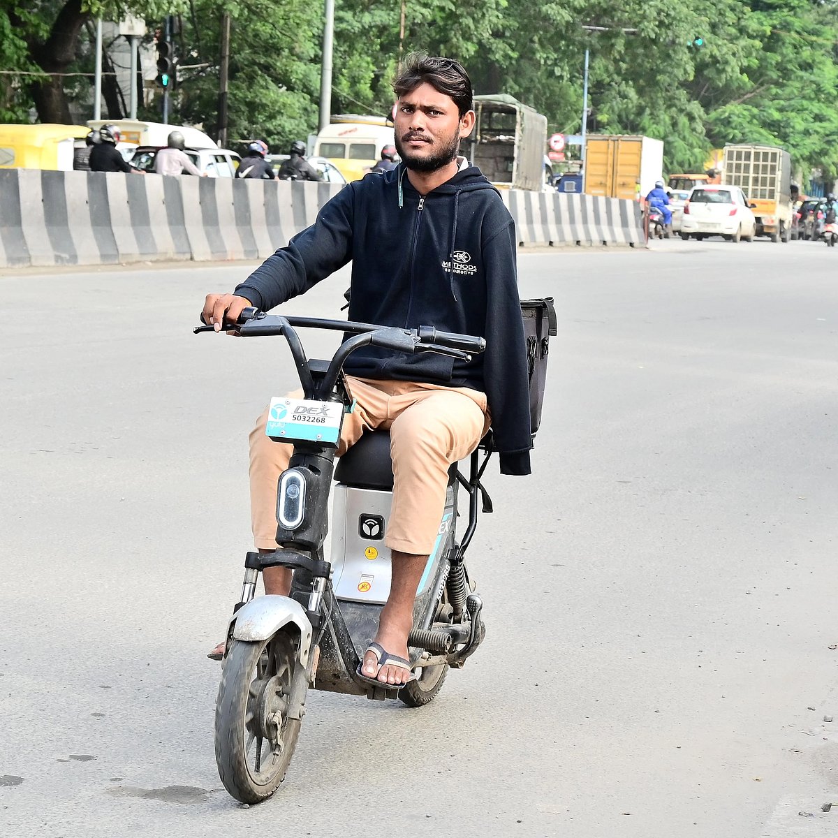 ಬೆಂಗಳೂರು ಅನ್ನ ನೀಡಿತು..ಒಂದೇ ಕೈನಲ್ಲಿ ಆಹಾರ ತಲುಪಿಸುವ ಸ್ವಿಗ್ಗಿ ಡೆಲಿವರಿ ಬಾಯ್