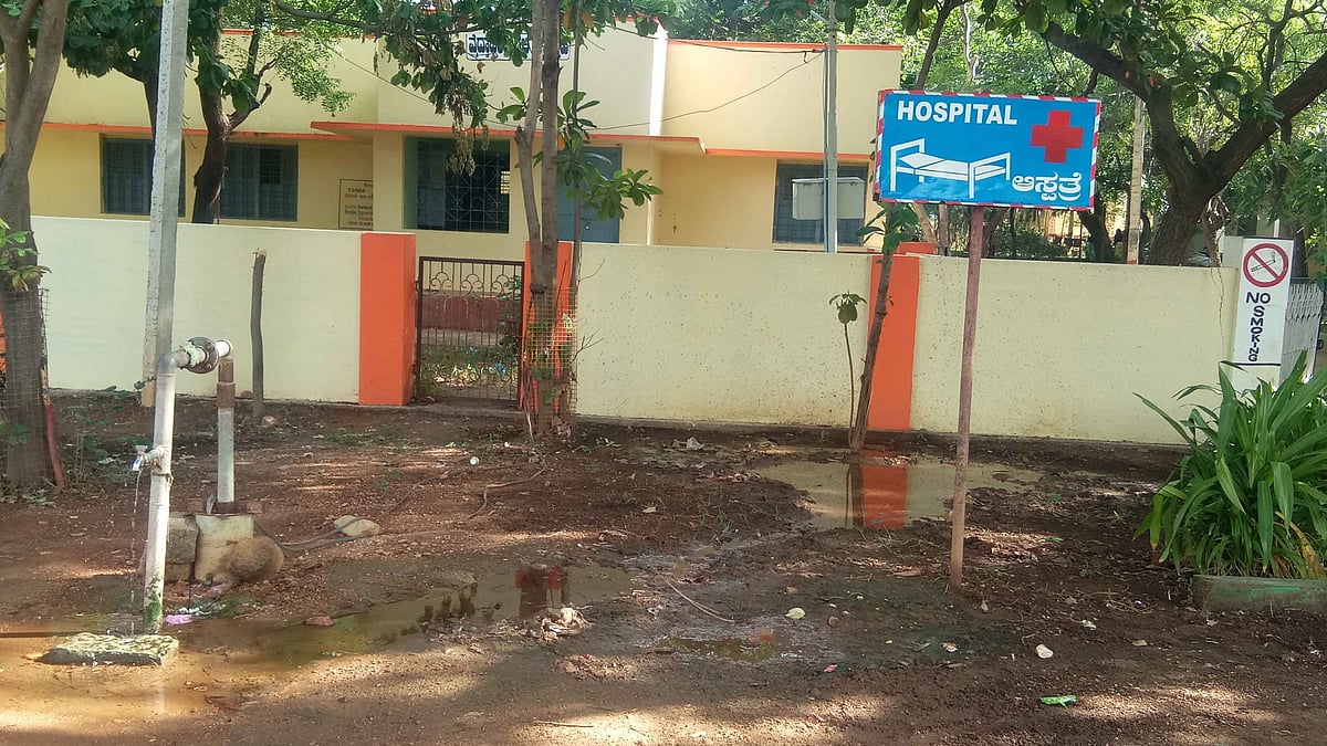 ಮೊಳಕಾಲ್ಮುರು | ವೈದ್ಯಾಧಿಕಾರಿ ವಸತಿನಿಲಯ ಮುಂಭಾಗದಲ್ಲೇ ತ್ಯಾಜ್ಯ ನೀರು !