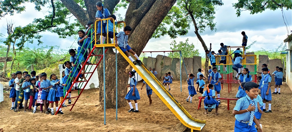 ಆಟದ ಮೈದಾನದಲ್ಲಿನ ಆಟಿಕೆಗಳು