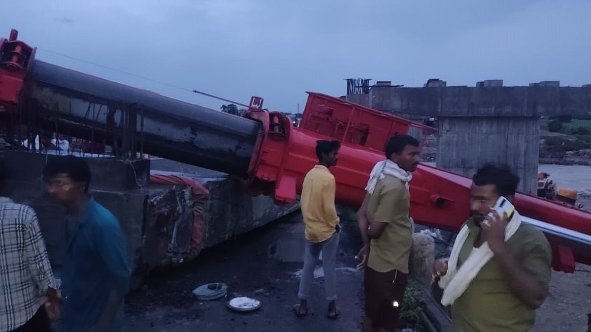 ಕಲಬುರಗಿ | ರಾಷ್ಟ್ರೀಯ ಹೆದ್ದಾರಿ ಮೇಲೆ ಬಿದ್ದ ಕ್ರೇನ್!