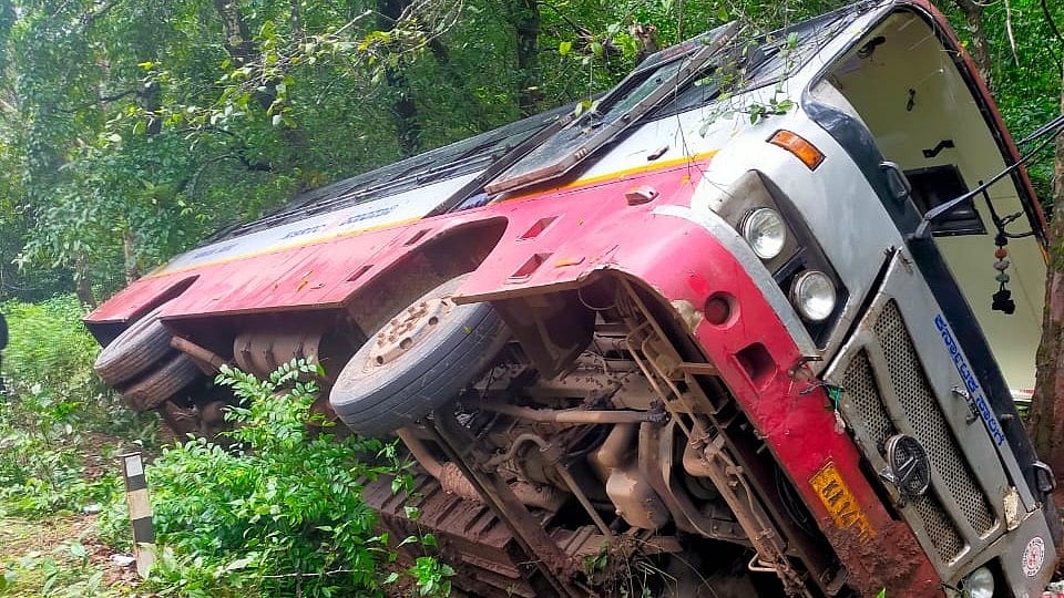 ಬಸ್ ಪಲ್ಟಿ: ಚಾಲಕ, ನಿರ್ವಾಹಕ, ಪ್ರಯಾಣಿಕರಿಗೆ ಗಾಯ