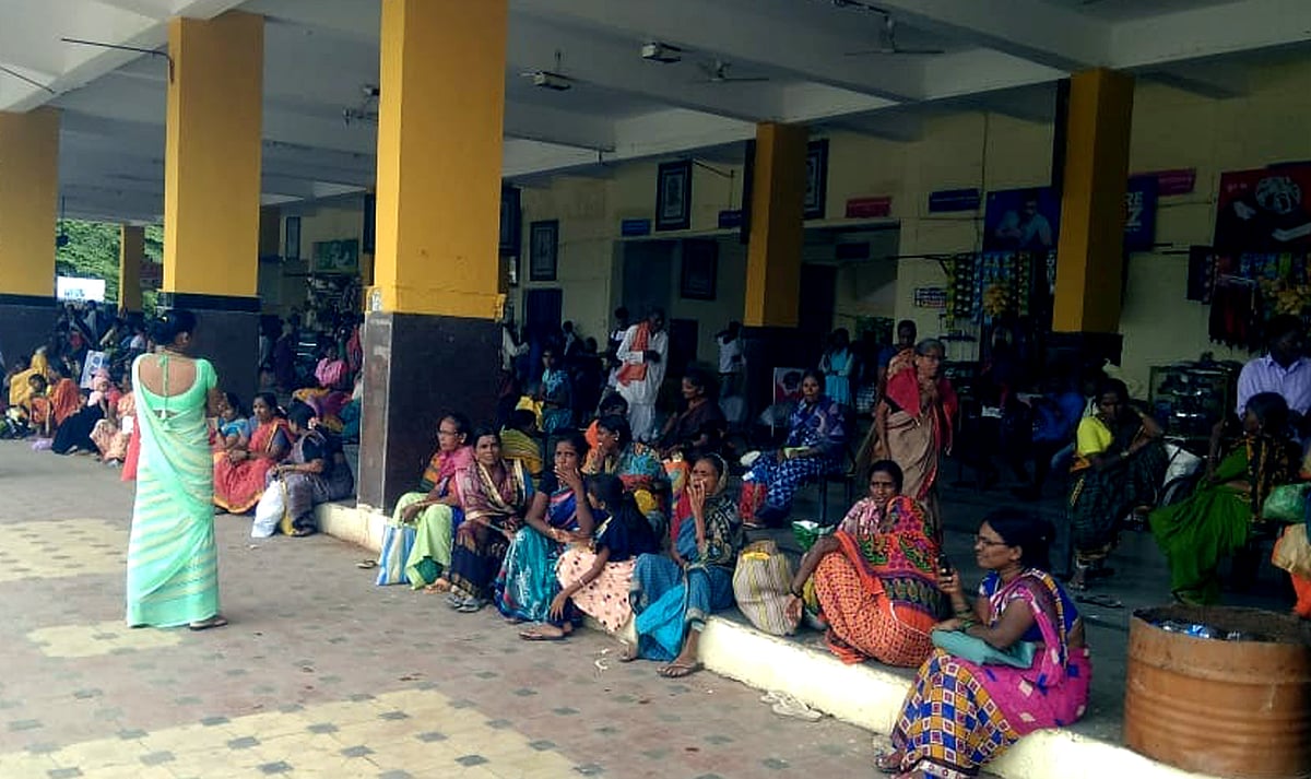 ಚಿತ್ತಾಪುರ | ಆಸನ ಕೊರತೆ: ಮಹಿಳಾ ಪ್ರಯಾಣಿಕರಿಗೆ ನೆಲವೇ ಗತಿ