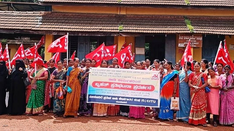 ಮೂಡುಬಿದಿರೆ: ಬಾಕಿ ತುಟ್ಟಿಭತ್ಯೆ ನೀಡಲು ಆಗ್ರಹಿಸಿ ಬೀಡಿ ಕೆಲಸಗಾರರ ಪ್ರತಿಭಟನೆ