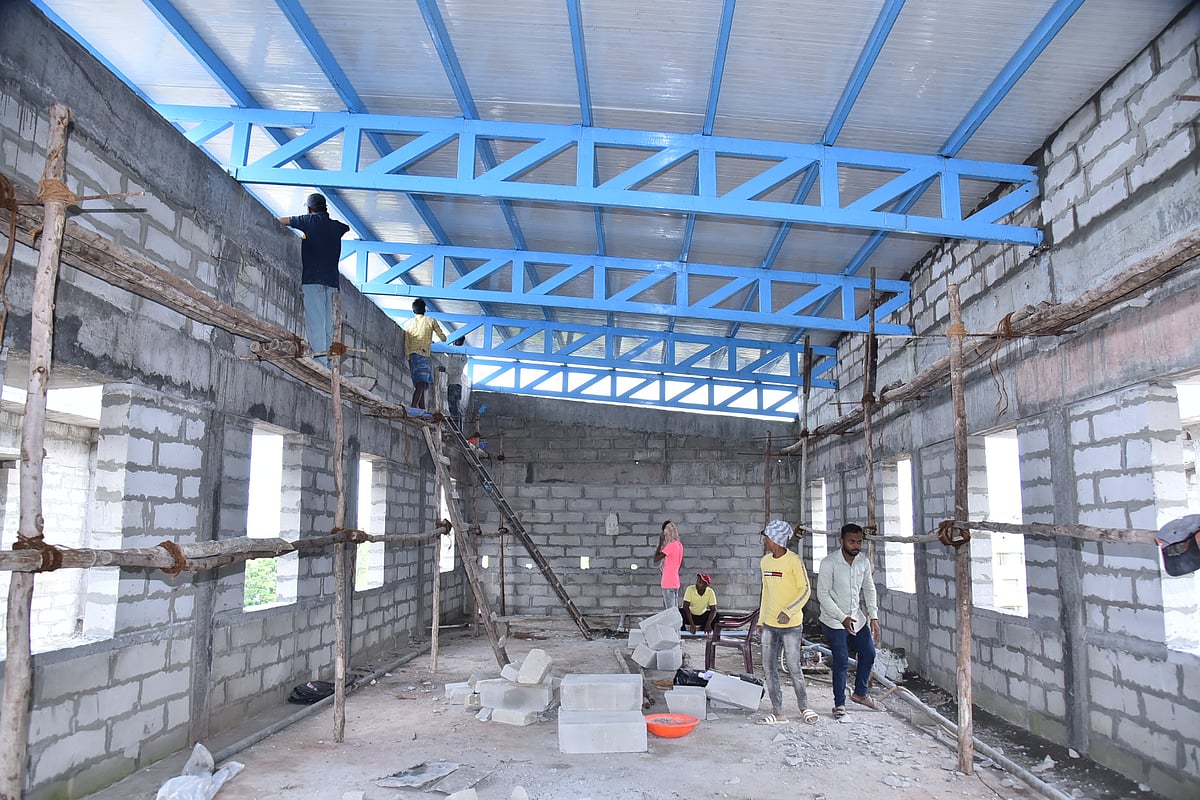 ಜಿಲ್ಲಾಸ್ಪತ್ರೆ: ಮಳೆ ನೀರು ಸೋರಿಕೆ ತಡೆಗಟ್ಟಲು ಶೀಟುಗಳ ಅಳವಡಿಕೆ 