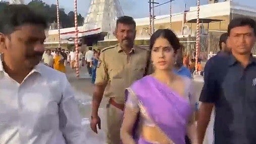ತಿರುಪತಿ ತಿರುಮಲ ದೇವಸ್ಥಾನಕ್ಕೆ ಭೇಟಿ ನೀಡಿದ ಬಾಲಿವುಡ್ ನಟಿ ಜಾಹ್ನವಿ ಕಪೂರ್