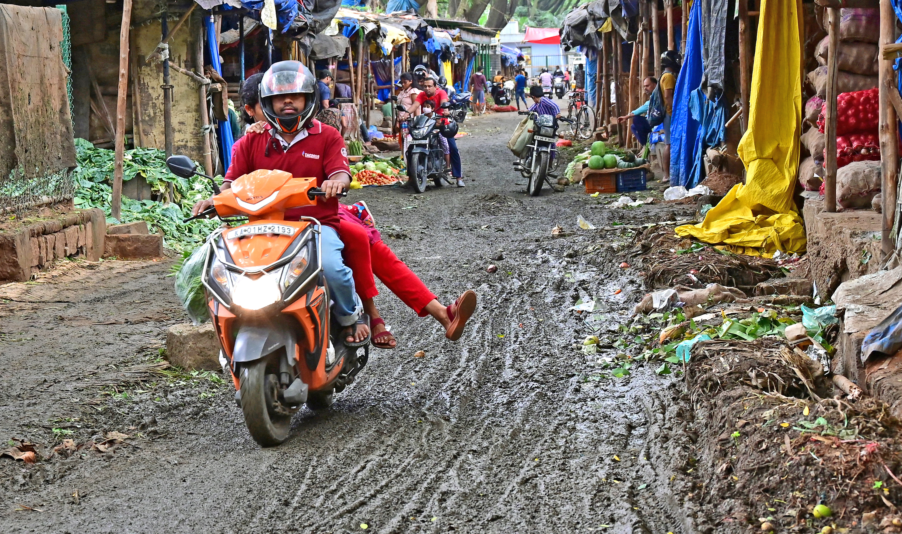 ಮಡಿವಾಳ ಮಾರುಕಟ್ಟೆಯ ಇನ್ನೊಂದು ಭಾಗದಲ್ಲಿ ಕೆಸರು ತುಂಬಿರುವುದರಿಂದ ಗ್ರಾಹಕರಿಲ್ಲದ ನೋಟ