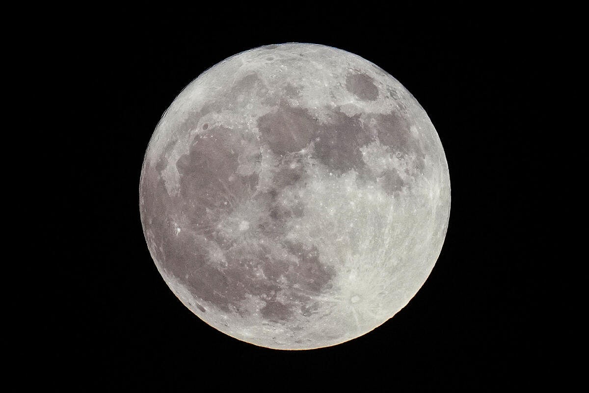 ಅಪರೂಪದ ‘ಸೂಪರ್ ಬ್ಲೂ ಮೂನ್’ ಕಣ್ತುಂಬಿಕೊಂಡ ಜನ