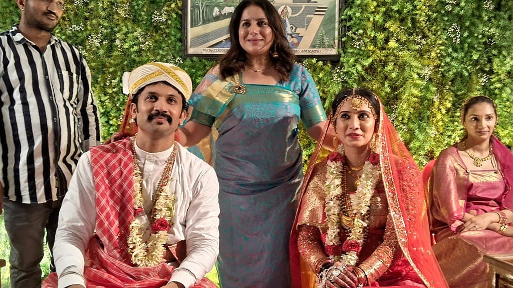 ಕೊಡವ ಸಂಪ್ರದಾಯದಂತೆ ಹಸೆಮಣೆಯೇರಿದ ನಟಿ ಹರ್ಷಿಕಾ ಪೂಣಚ್ಚ–ಭುವನ್ ಪೊನ್ನಣ್ಣ