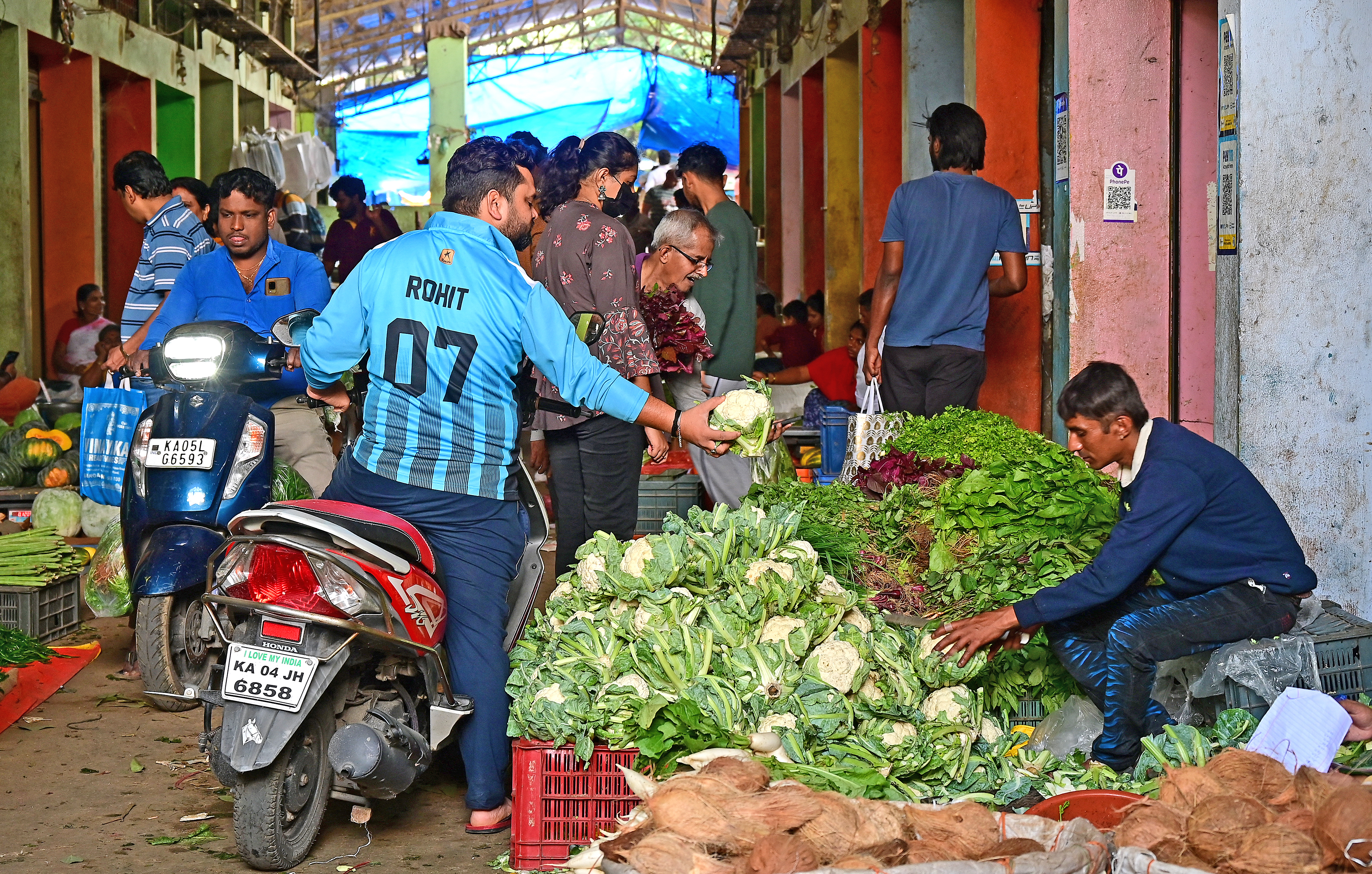 ಮಡಿವಾಳ ಮಾರುಕಟ್ಟೆಯ ಹೊರಗೆ ಪಾರ್ಕಿಂಗ್‌ ಜಾಗ ಇದ್ದರೂ ಇಕ್ಕಟ್ಟಾದ ಮಾರುಕಟ್ಟೆಯ ಒಳಗೆ ದ್ವಿಚಕ್ರವಾಹನಗಳಲ್ಲಿ ಬಂದು ವ್ಯಾಪಾರ ಮಾಡುವವರೇ ಹೆಚ್ಚಿದ್ದಾರೆ