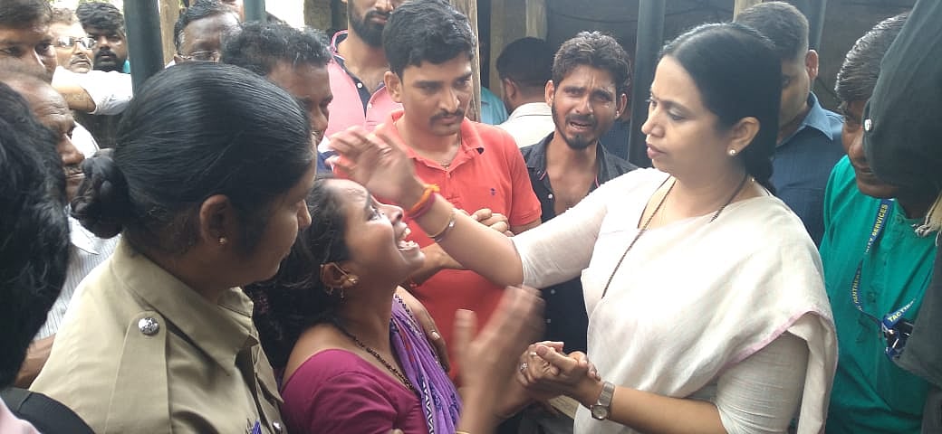 ಬೆಳಗಾವಿ ವಿದ್ಯುತ್ ಅವಘಡ: ಮೃತರಿಗೆ ಪರಿಹಾರ ಘೋಷಿಸುವಂತೆ ಕುಟುಂಬಸ್ಥರ ಪಟ್ಟು

