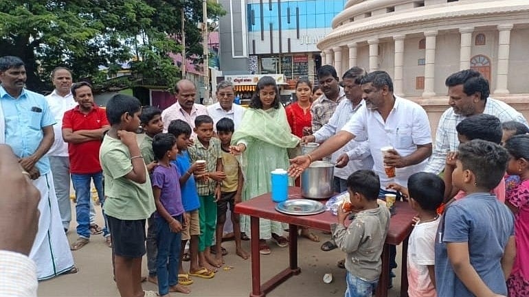 ಹೊಸಪೇಟೆ | ನಾಗರ ಪಂಚಮಿ: ನಾಗನ ಬದಲಿಗೆ ಮಕ್ಕಳಿಗೆ ಹಾಲು ವಿತರಣೆ