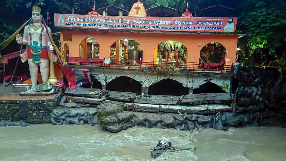 ಡೆಹ್ರಾಡೂನ್: ಭಾರಿ ಮಳೆಗೆ ಕುಸಿದ ತಪಕೇಶ್ವರ ದೇವಾಲಯದ ಗೋಡೆ