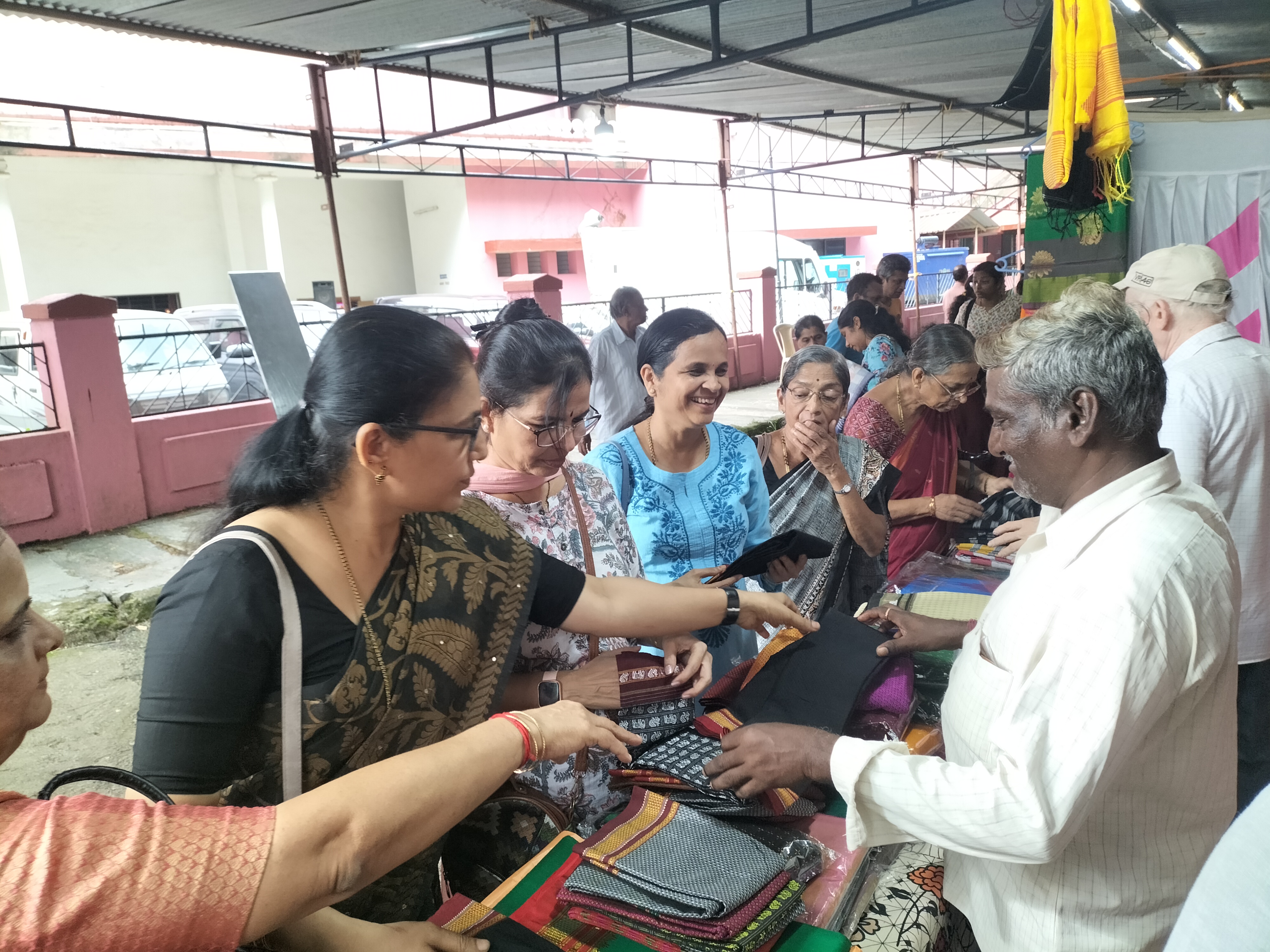 ಕೈಮಗ್ಗ ಸೀರೆಗಳ ಉತ್ಸವದಲ್ಲಿ ಖರೀದಿಯಲ್ಲಿ ತೊಡಗಿರುವ ಮಹಿಳೆಯರು