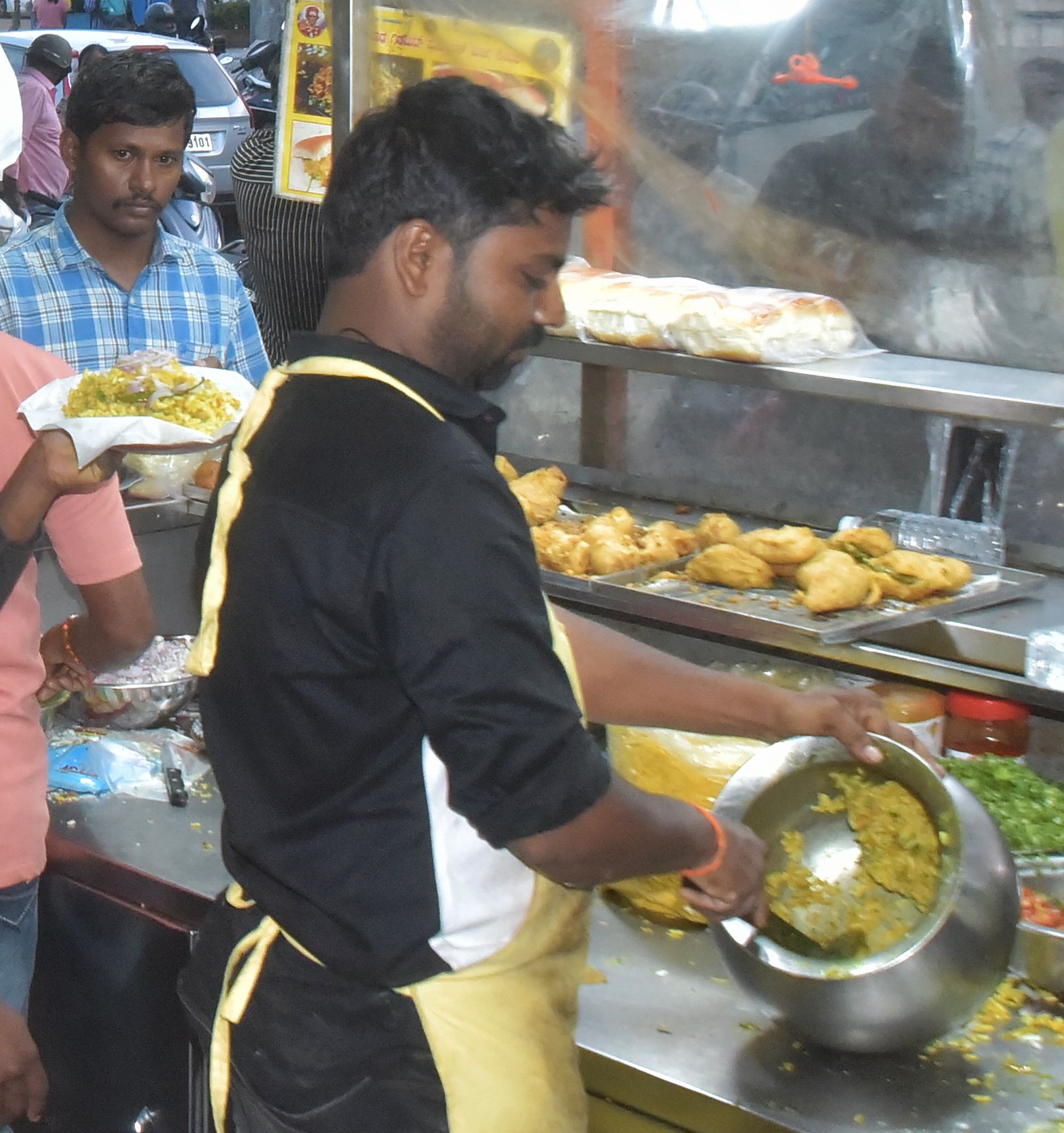 ಹುಬ್ಬಳ್ಳಿಯ ಹೋಟೆಲ್‌ವೊಂದರಲ್ಲಿ ಸಿಬ್ಬಂದಿಯೊಬ್ಬರು ಗಿರ್ಮಿಟ್‌ ಮಾಡುತ್ತಿರುವುದು