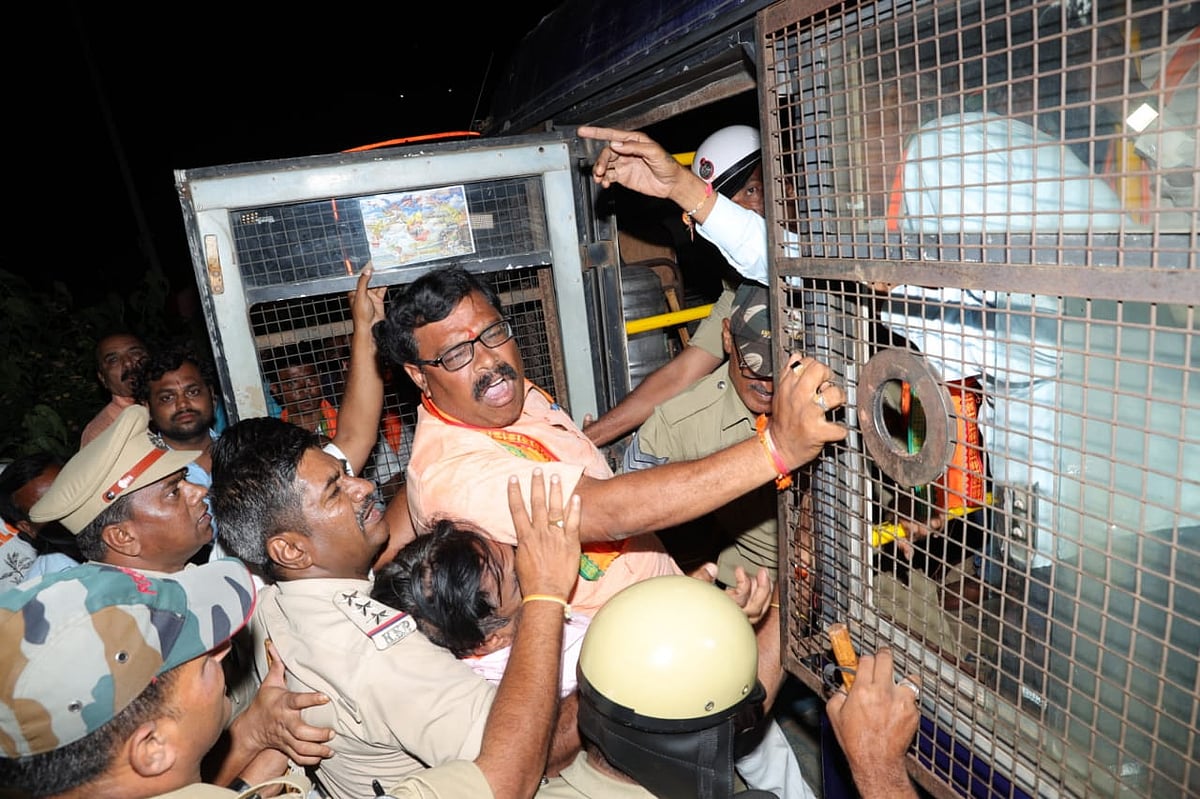 ಬಾಗಲಕೋಟೆ: ಶಿವಾಜಿ ಮೂರ್ತಿ ತೆರವು- ವಾಗ್ವಾದ, ಪ್ರತಿಭಟನಾಕಾರರು ವಶಕ್ಕೆ