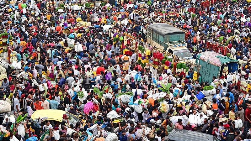 PHOTOS | ವರಮಹಾಲಕ್ಷ್ಮಿ ಹಬ್ಬ: ಹೂವು, ಹಣ್ಣು ಖರೀದಿಗೆ ಹರಿದುಬಂದ ಜನಸಾಗರ
