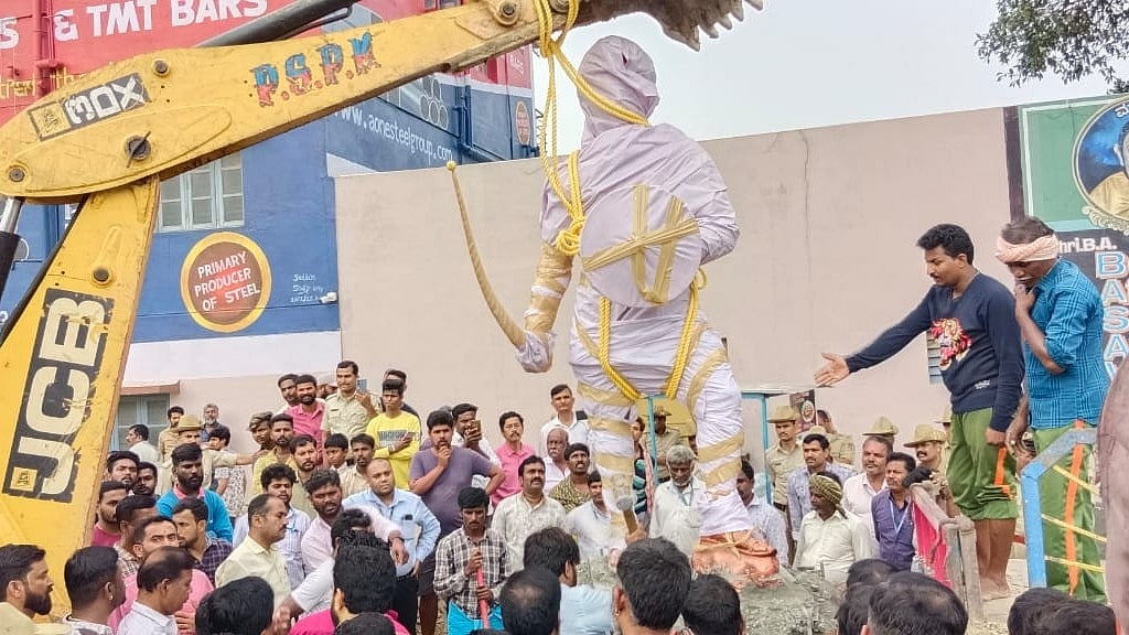 ಕೆ.ಆರ್.ಪುರ: ಕ್ರಾಂತಿವೀರ ಸಂಗೊಳ್ಳಿ ರಾಯಣ್ಣ ಪ್ರತಿಮೆ ತೆರವು, ಸ್ಥಳೀಯರ ವಿರೋಧ