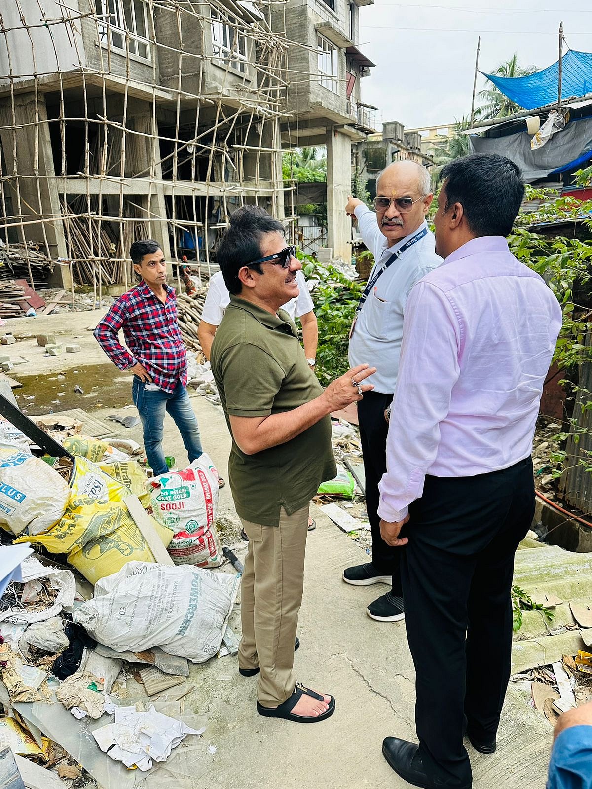 ಮುಂಬೈನ ವಸತಿ ಸಂಕೀರ್ಣಕ್ಕೆ ಜಮೀರ್ ಭೇಟಿ